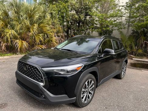 Used 2022 Toyota Corolla Cross XLE FWD image 2