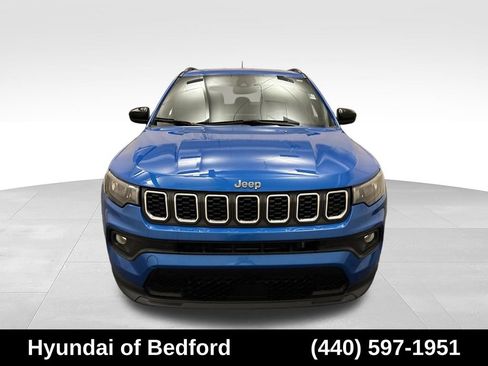 Used 2024 Jeep Compass Latitude AWD/4WD image 2
