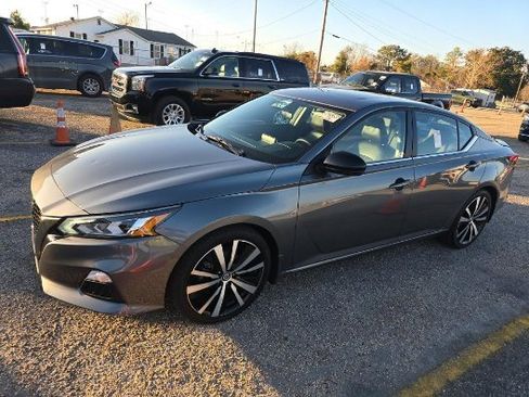 Used 2020 Nissan Altima 2.5 SR w/ Premium Package image 2