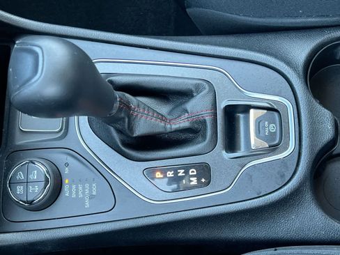 Used 2019 Jeep Cherokee Trailhawk AWD/4WD image 32