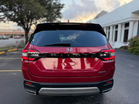 Used 2025 Honda Pilot Touring image 4