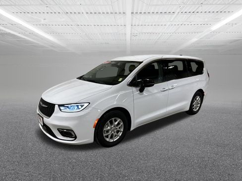 Used 2024 Chrysler Pacifica Touring-L image 6