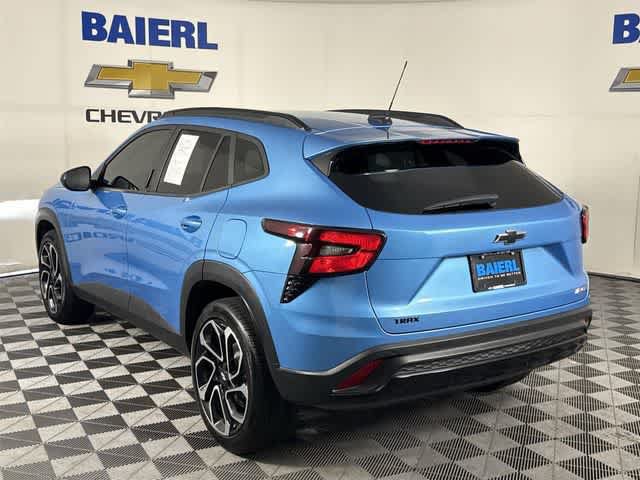 Used 2025 Chevrolet Trax RS w/ Sunroof Package FWD image 3