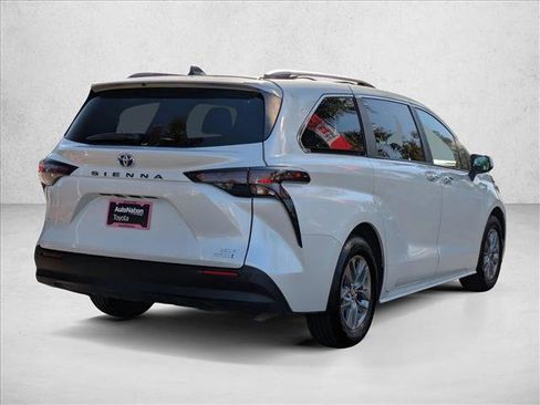 Used 2024 Toyota Sienna XLE image 5