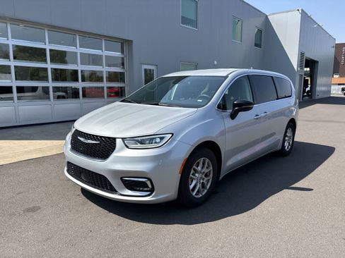 Used 2024 Chrysler Pacifica Touring-L FWD image 1
