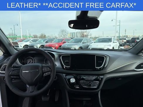 Used 2025 Chrysler Pacifica Limited FWD image 24
