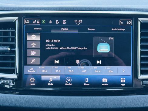 Used 2023 Chrysler Pacifica Touring-L image 21