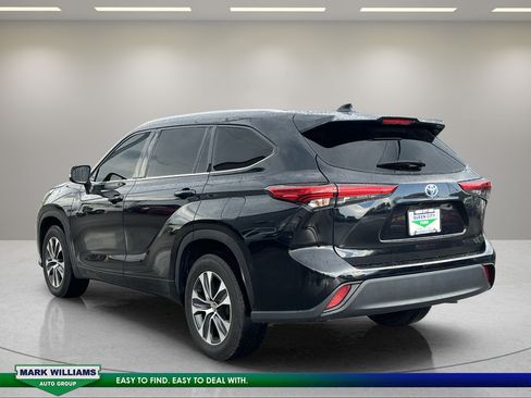 Used 2021 Toyota Highlander XLE AWD/4WD image 5