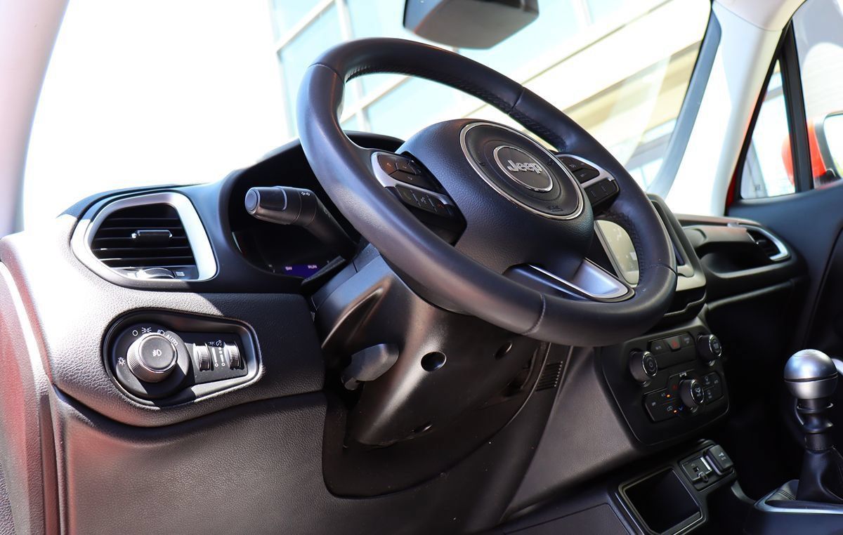 Used 2018 Jeep Renegade Latitude FWD image 40