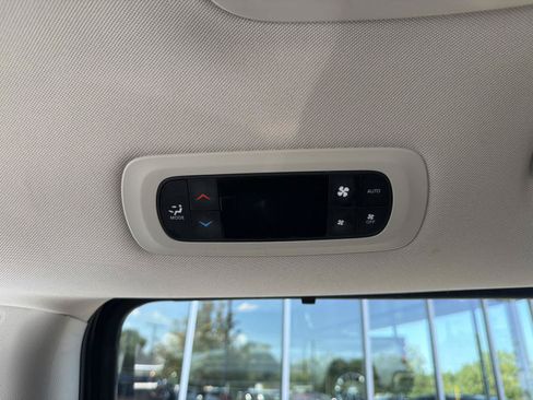 Used 2024 Chrysler Pacifica Touring-L FWD image 37