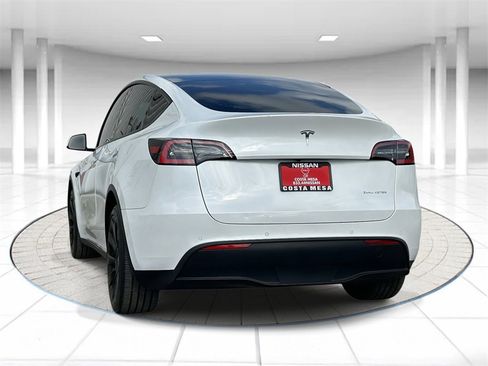 Used 2020 Tesla Model Y Long Range image 3