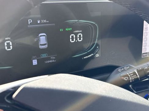 Used 2023 Kia Niro EX image 3