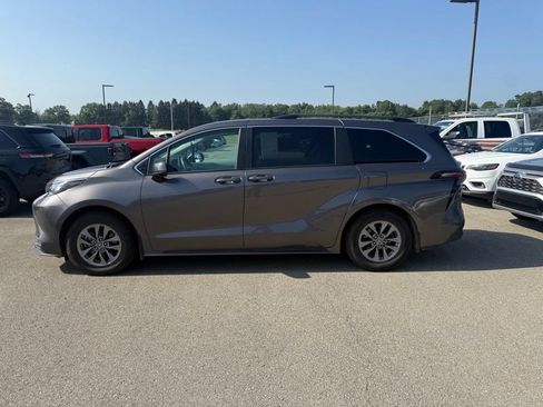 Used 2023 Toyota Sienna LE AWD/4WD image 9