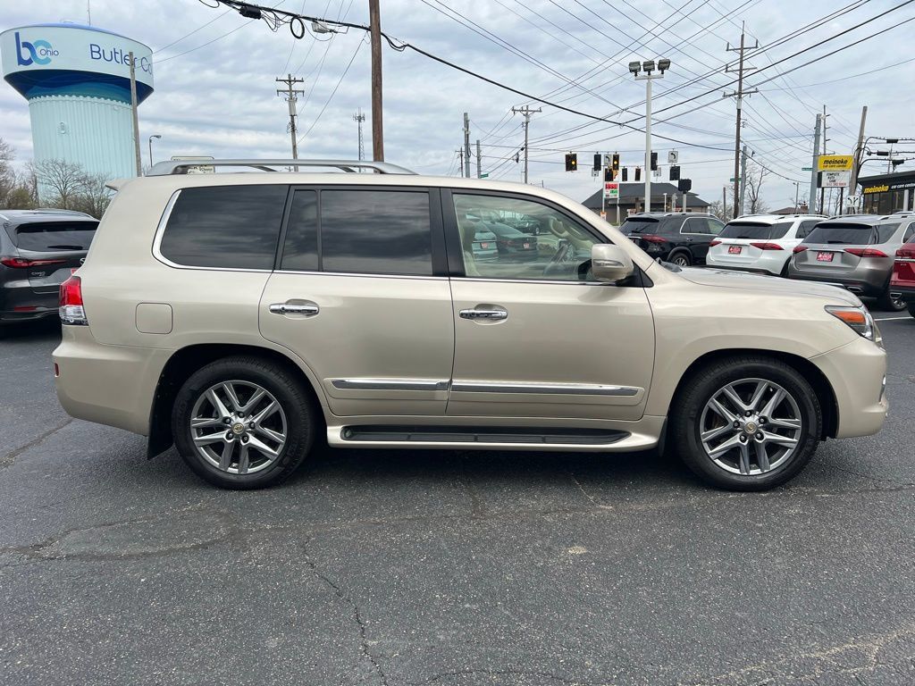 Used 2013 Lexus LX 570 4WD w/ Luxury Pkg image 5