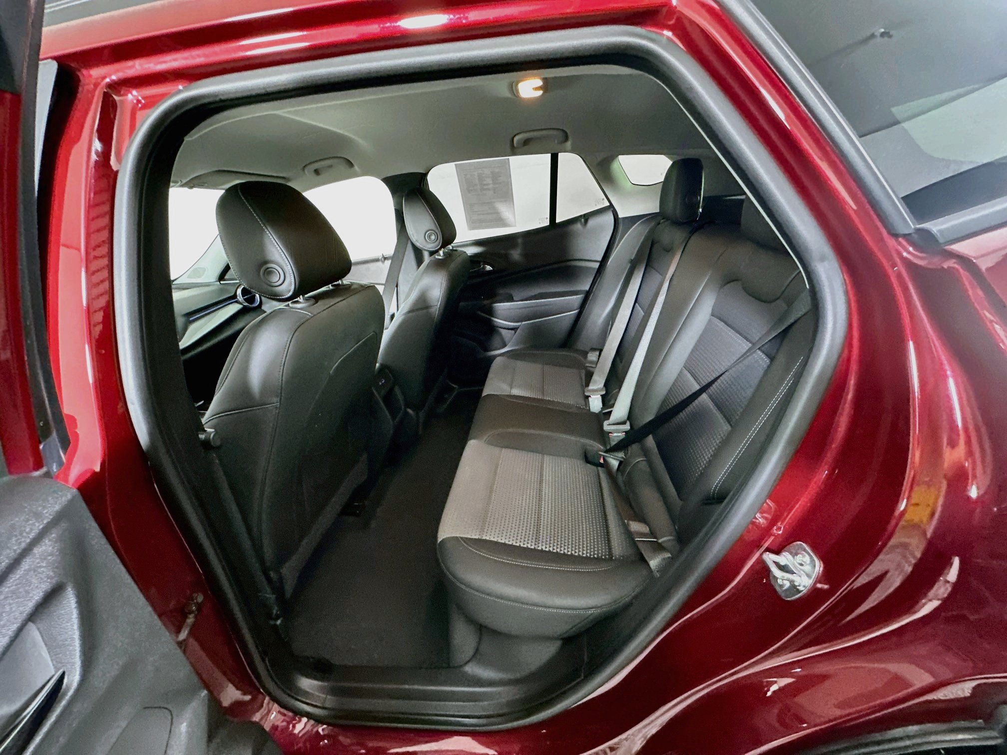Used 2025 Chevrolet Trax LT w/ LT Convenience Package FWD image 26
