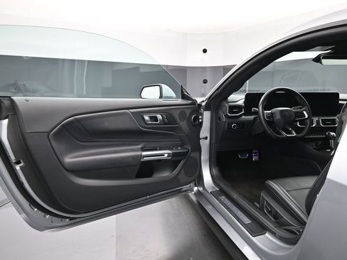 Used 2025 Ford Mustang Premium image 9