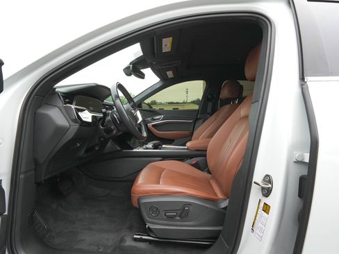 Used 2024 Audi Q8 e-tron Premium Plus AWD/4WD image 31