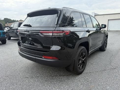 New 2025 Jeep Grand Cherokee Altitude image 8