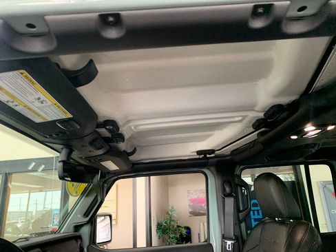 Used 2023 Jeep Wrangler Unlimited Sahara w/ Cold Weather Group AWD/4WD image 19