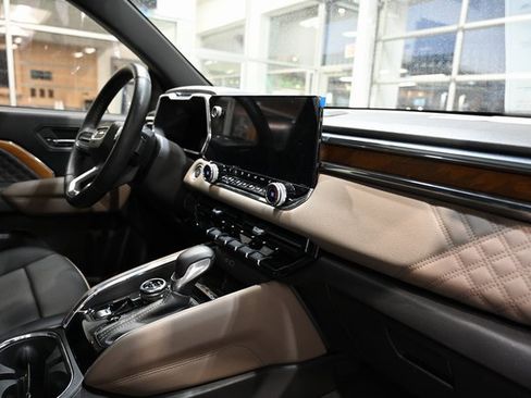 Used 2025 GMC Canyon Denali image 15