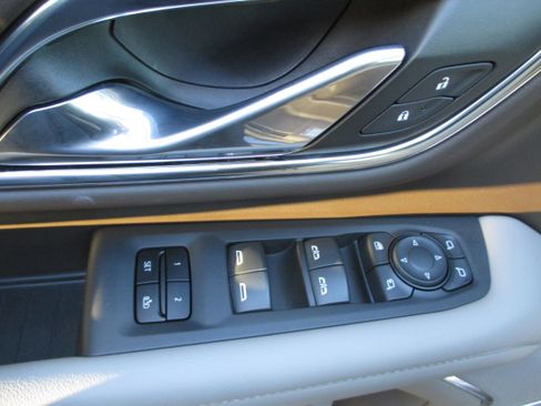 Used 2023 Chevrolet Tahoe Z71 w/ Luxury Package image 15