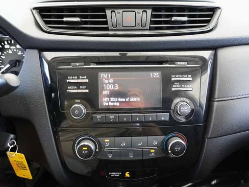 Used 2017 Nissan Rogue S FWD image 12