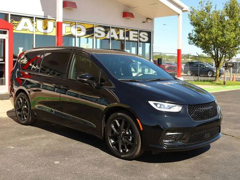 Used 2025 Chrysler Pacifica Limited FWD image 3
