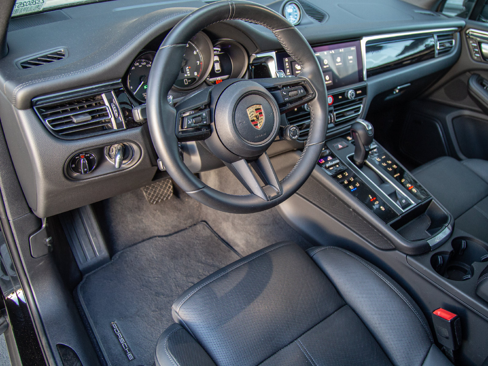 Certified 2026 Porsche Macan Turbo AWD/4WD image 3