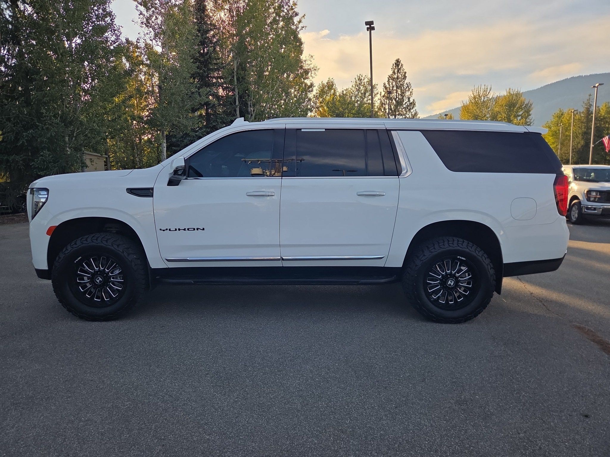 Used 2022 GMC Yukon XL SLT w/ SLT Luxury Package AWD/4WD image 5