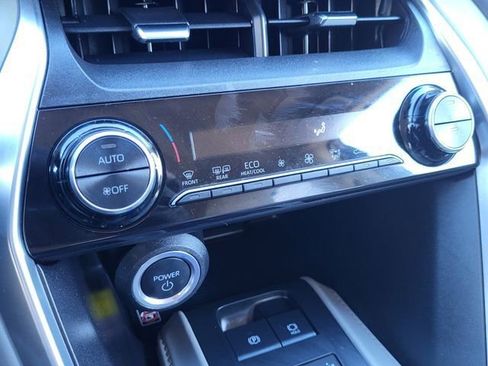 Used 2023 Toyota Venza LE image 24
