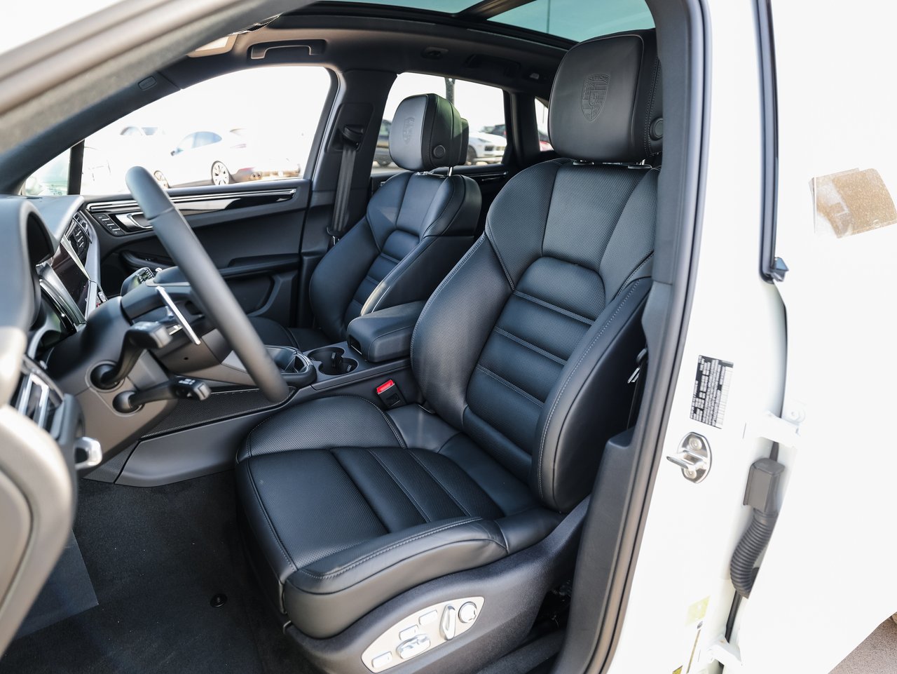 Certified 2026 Porsche Macan AWD/4WD image 5
