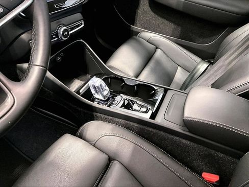 Used 2025 Volvo XC40 B5 Plus image 14