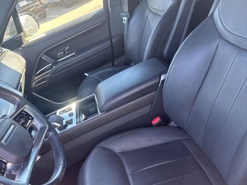 Used 2023 Land Rover Range Rover SE image 2