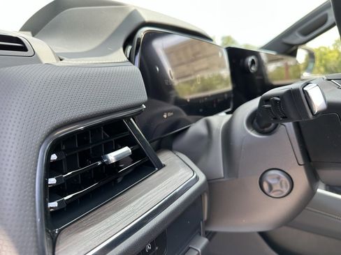 New 2026 Chevrolet Suburban Premier image 24