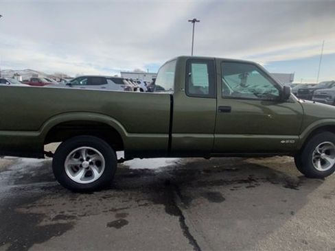 Used 2001 Chevrolet S10 Pickup LS w/ Preferred Equipment Group image 9