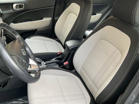Used 2025 Hyundai Venue SEL FWD image 28