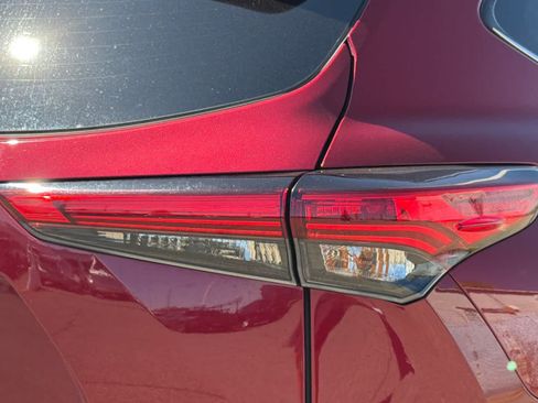 Used 2021 Toyota Highlander XLE AWD/4WD image 21