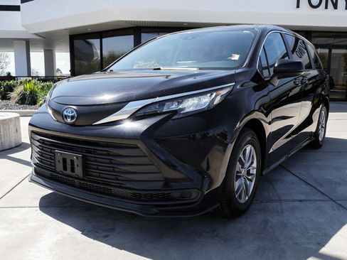 Used 2023 Toyota Sienna LE AWD/4WD image 4