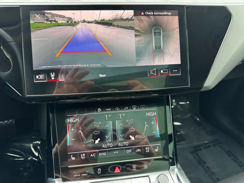 Used 2021 Audi e-tron Prestige w/ Prestige Package image 40