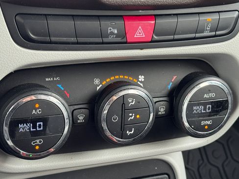 Used 2016 Jeep Renegade Latitude w/ Advanced Technology Group image 16