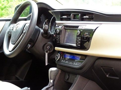 Used 2014 Toyota Corolla LE FWD image 29