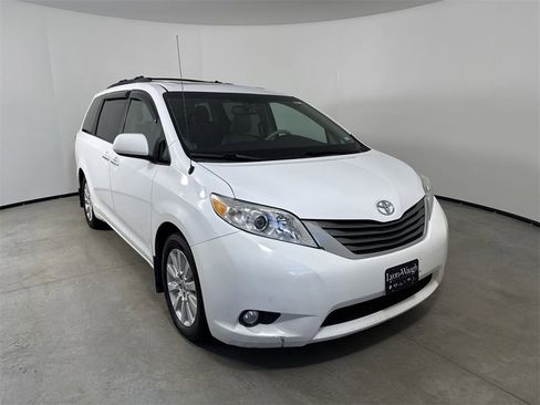 Used 2014 Toyota Sienna XLE image 9