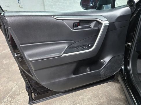 Used 2021 Toyota RAV4 LE AWD/4WD image 7