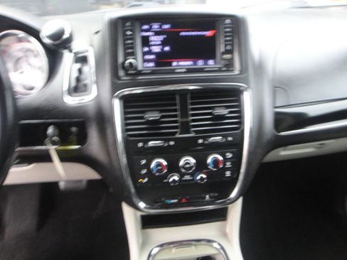 Used 2018 Dodge Grand Caravan SXT image 8