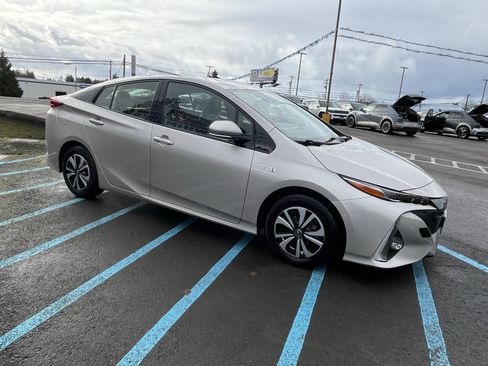 Used 2019 Toyota Prius Prime Plus image 7