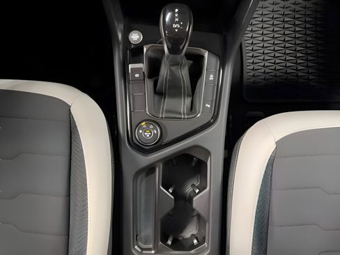 New 2025 Volkswagen Taos SE image 20