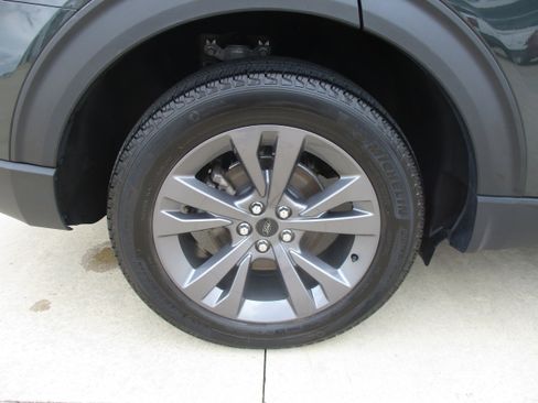 Used 2024 Ford Explorer XLT w/ Equipment Group 202A AWD/4WD image 14