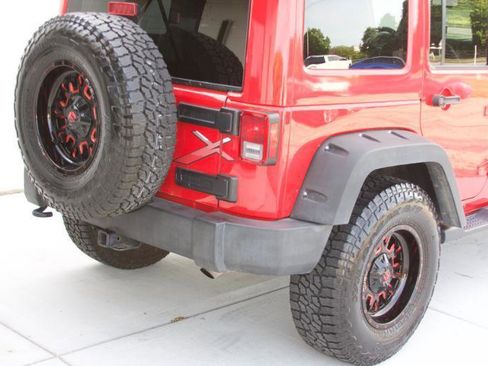 Used 2015 Jeep Wrangler Unlimited Sahara AWD/4WD image 9