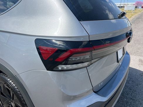 New 2026 Volkswagen Taos SE FWD image 12
