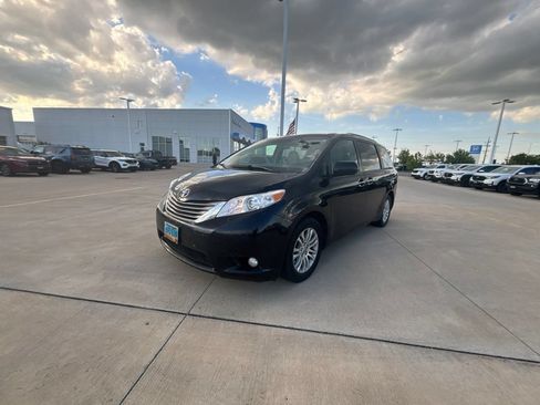 Used 2017 Toyota Sienna XLE FWD image 2